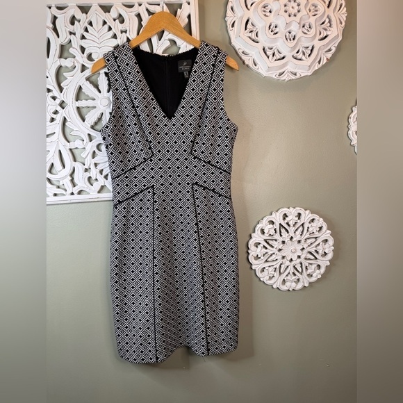 Adrianna Papell Geometric V Neck Textured Sheath Dress Black White 10 - Picture 1 of 9